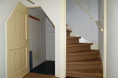 <p>De situering van de zoldertrap met naastgelegen trapkast dateert uit de 19e eeuw. </p>
